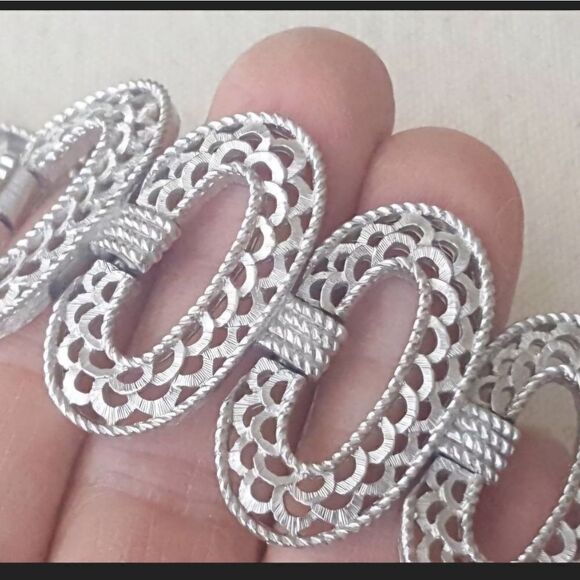 VINTAGE CROWN TRIFARI SIGNED SILVERTOWN BRACELET - Picture 1 of 9